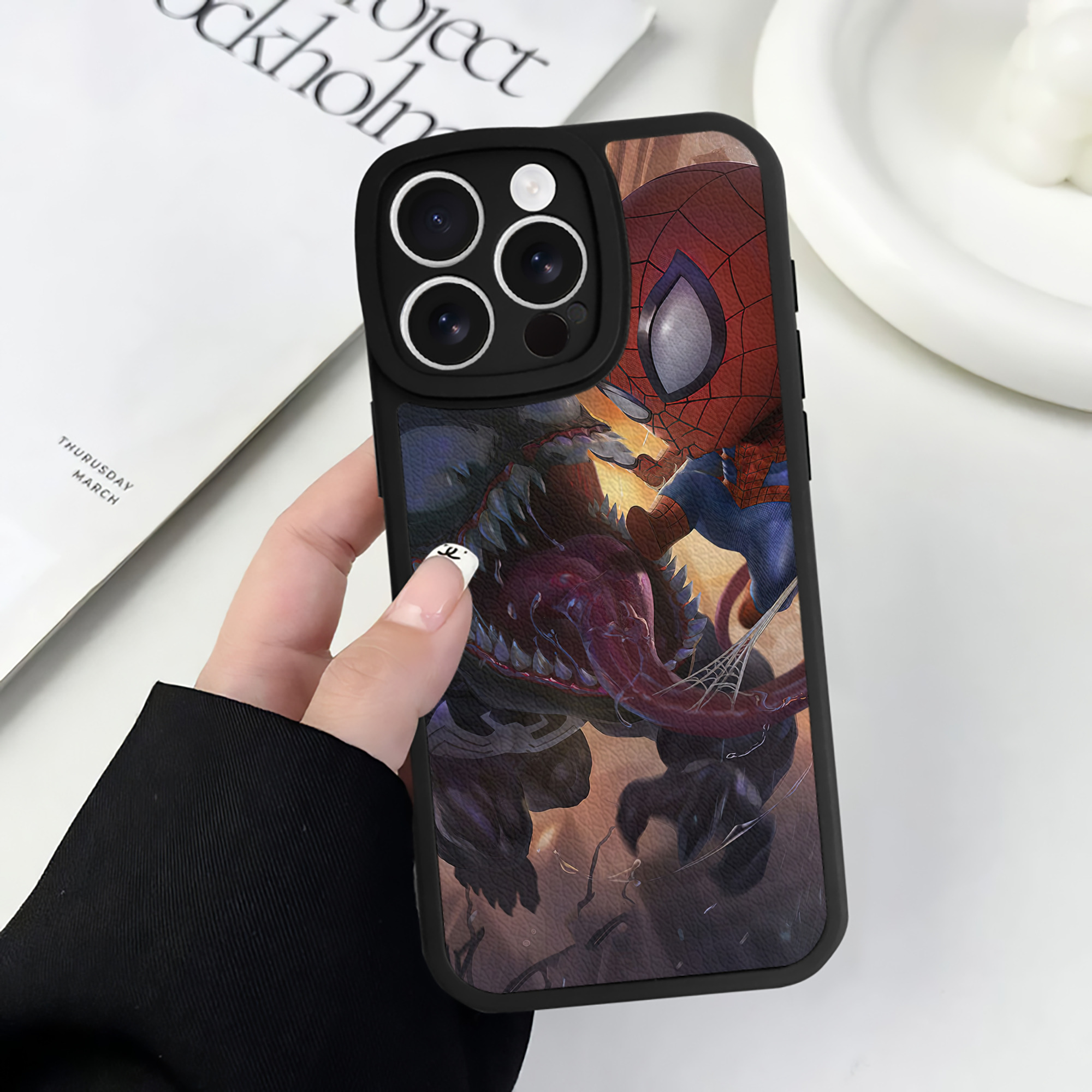 （画像用） Spider Man スパイダーマン 【iPhone 16シリーズ対応】シリコンスマホケース（レザー調） 材質：シリコン